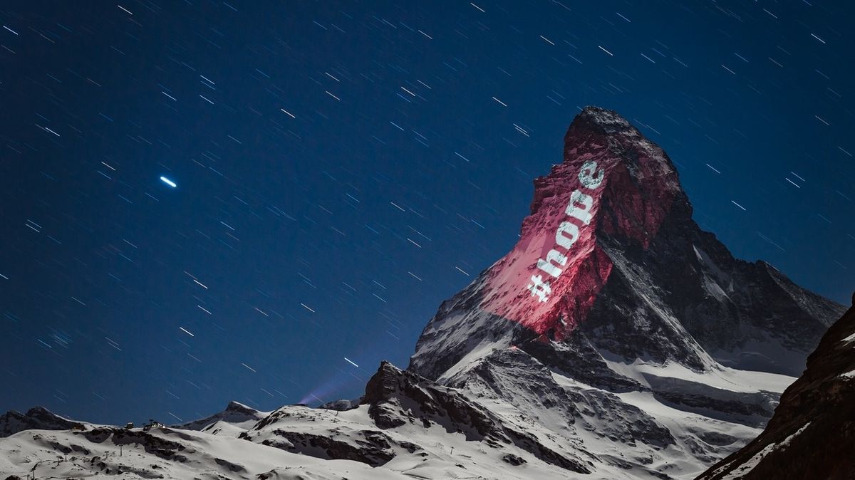 Na švýcarský Matterhorn se promítaly vlajky států, které tvrdě zasáhla pandemie